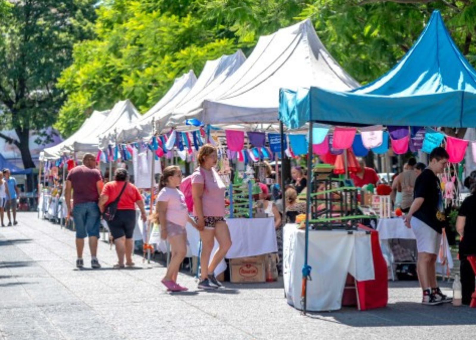 Nueva edición de la Feria especial 'Vuelta a Clases' en la plaza Sarmiento